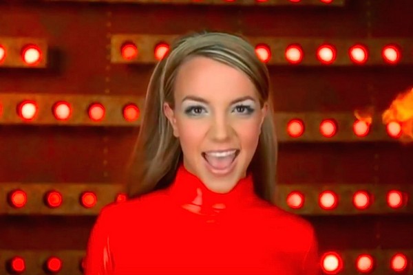 A cantora Britney Spears no clipe de Britney Spears Oops!... I Did It Again!, canção lançada no dia 17 de maio de 2000 (Foto: Reprodução)