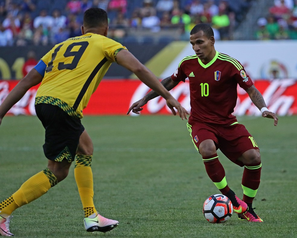 Romulo Otero, meia do Corinthians, em ação pela Venezuela — Foto: Getty Images