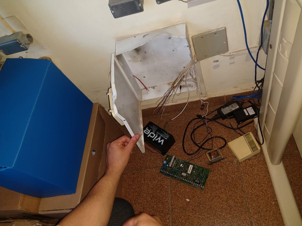 Criminoso invade agência dos Correios e furta cofre em São Manuel — Foto: Guarda Municipal/Divulgação