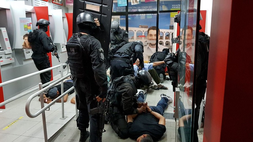 Bandidos são presos após tentativa de assalto em agência bancária em Madureira, Zona Norte do Rio (Foto: Divulgação)