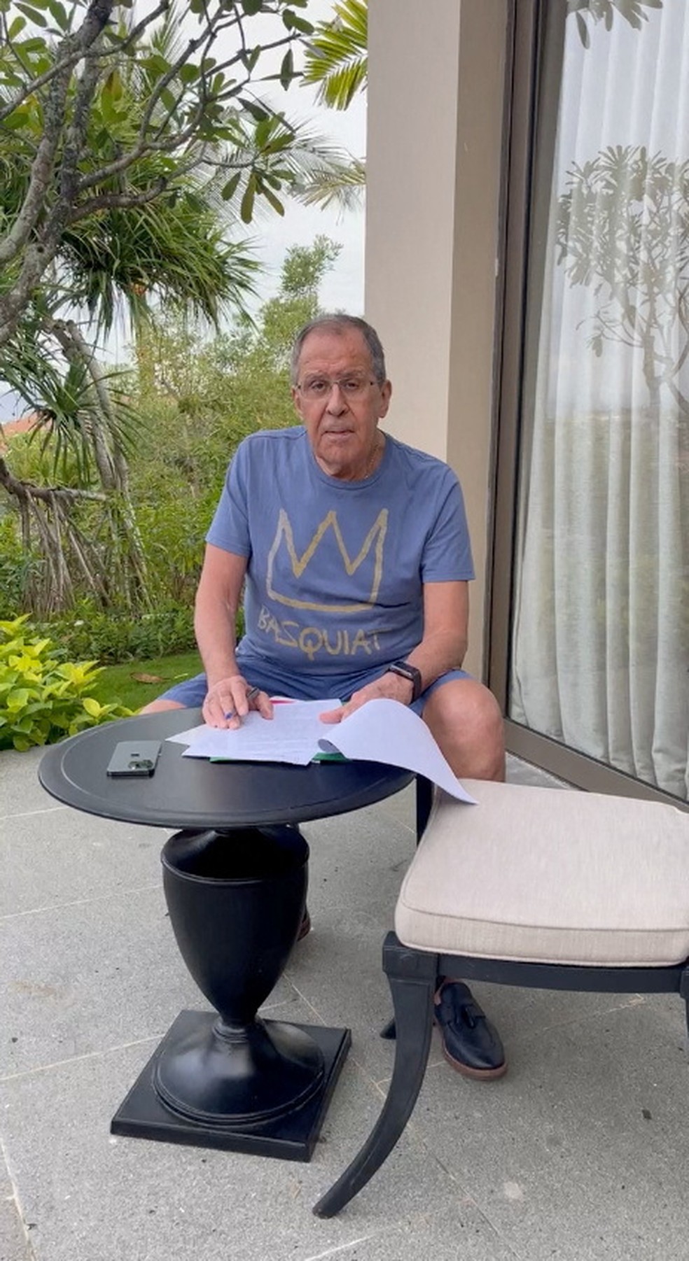 Lavrov aparece sentado na varanda de hotel em Bali lendo documentos — Foto: Maria Zakharova via Telegram/Reprodução via REUTERS
