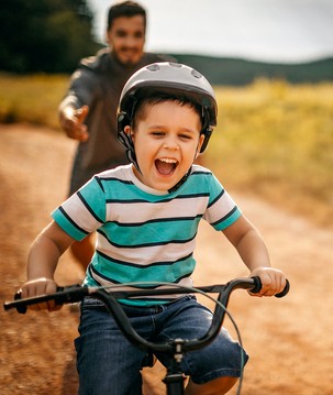 Seu filho adora pedalar? Veja cuidados para evitar acidentes