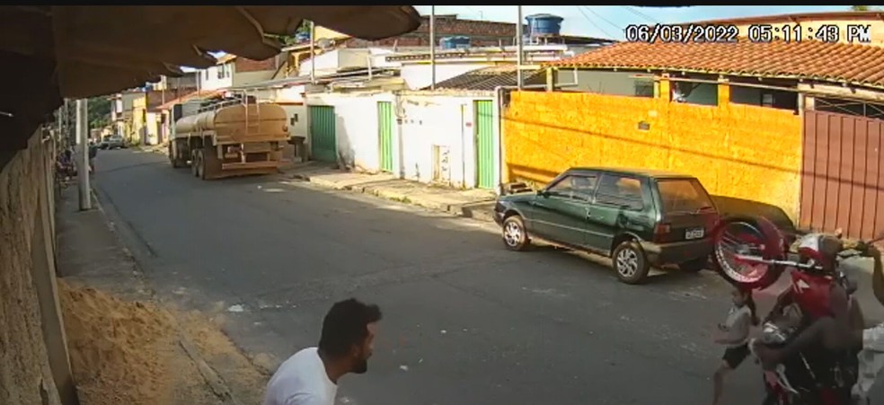 A menina está internada no hospital Odilon Behrens e  teve escoriações no rosto, traumatismo craniano e lesão do fêmur esquerdo. — Foto: Redes sociais 