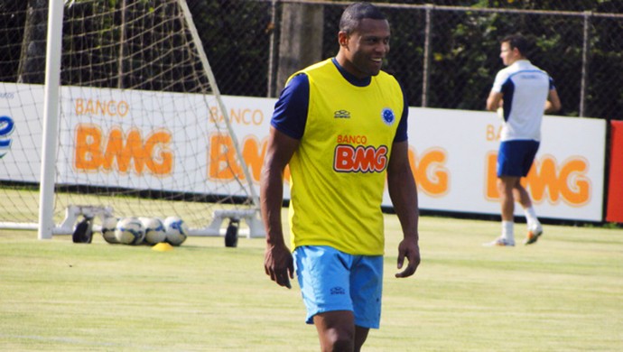 Júlio Baptista pleiteia vaga e garante ser capaz de substituir Ricardo Goulart