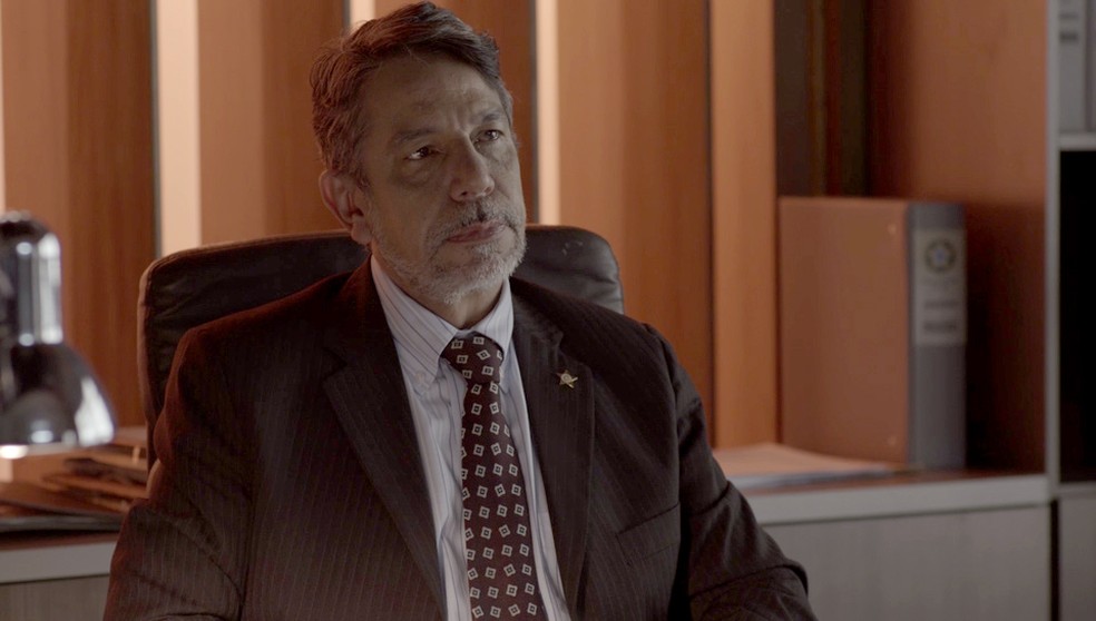 Delegado Siqueira recebe Júlio na delegacia (Foto: TV Globo)