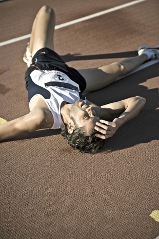 Corredor exausto no chão euatleta (Foto: Getty Images)