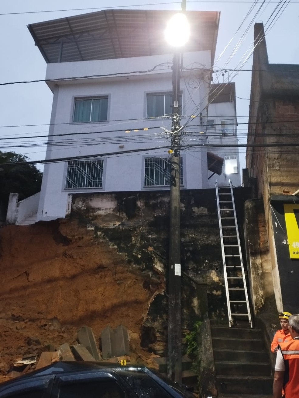 Escada de acesso cai durante chuva em Leopoldina — Foto: Corpo de Bombeiros/Divulgação