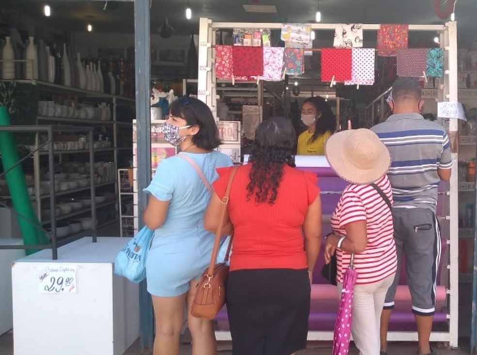 Lojas de tecidos reabrem no Centro de Maceió nesta terça-feira — Foto: Carolina Sanches/G1