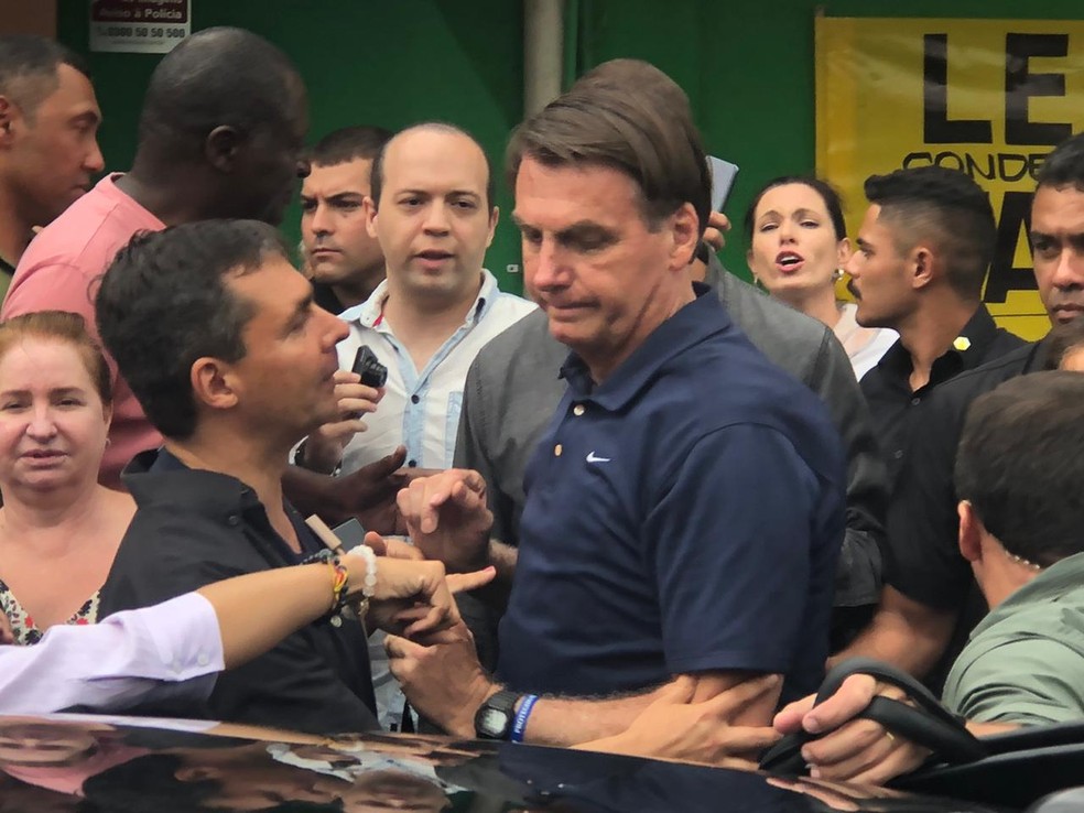 O presidente Jair Bolsonaro durante visita a supermercado no Guarujá (SP) — Foto: Marcela Pierotti/G1