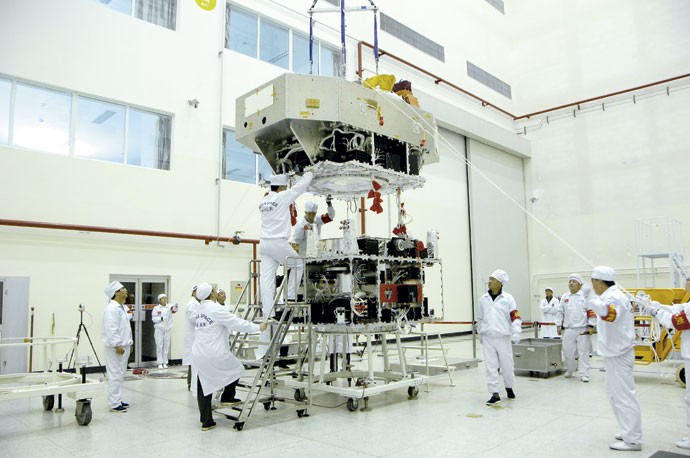 SINO-BRASILEIRO: Satélite brasileiro CBERS-4 passando pelos testes finais na China, já na fase de preparação para o lançamento, marcado para dezembro (Foto: Divulgação/INPE)