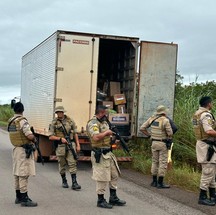 Militares pararam veículos durante busca por criminosos — Foto: PM/Divulgação