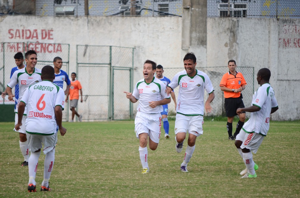 Ramon Menezes, da Cabofriense, comemora gol marcado contra o Angra dos Reis — Foto: Léo Borges