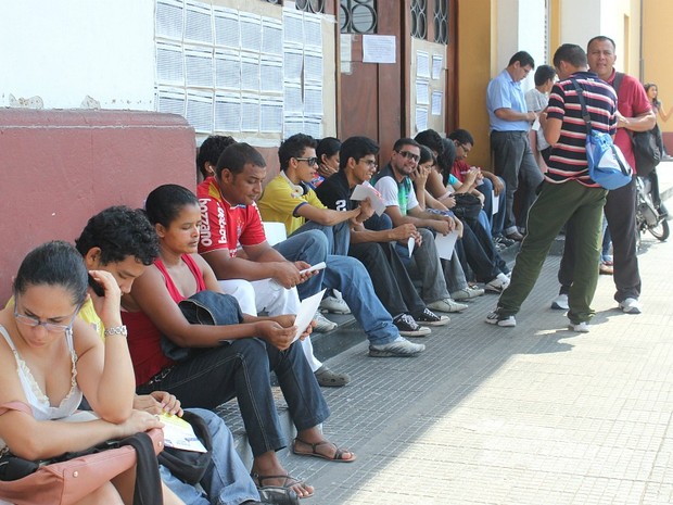 Candidatos formaram filas para aguardar abertura dos portões (Foto: Mônica Dias/G1 AM)