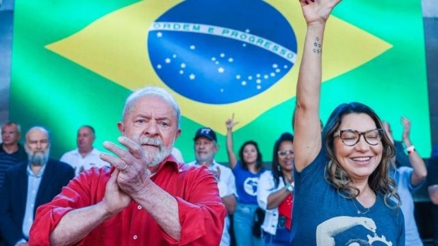 Em ato político no fim de semana, Lula agradeceu a um colega de partido que agrediu gravemente um empresário bolsonarista em 2018. Fala foi criticada (Foto: EPA/RICARDO STUCKERT)