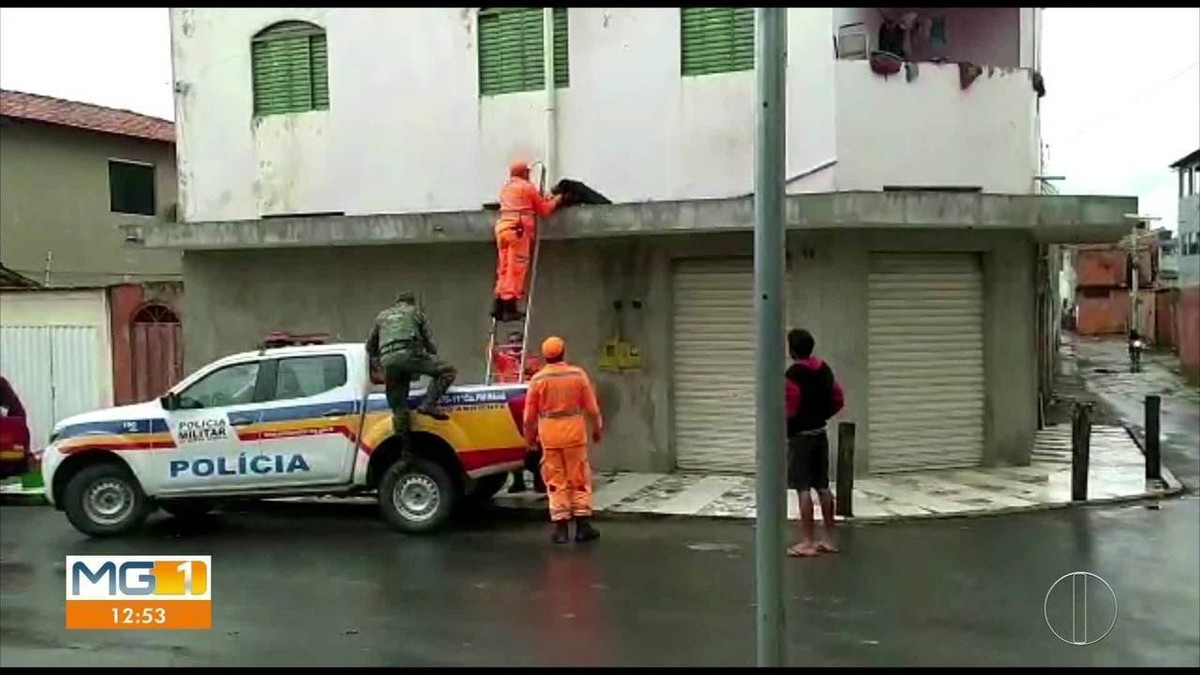 Bombeiros e polícia resgatam dois cachorros em situação de maus-tratos em Montes Claros