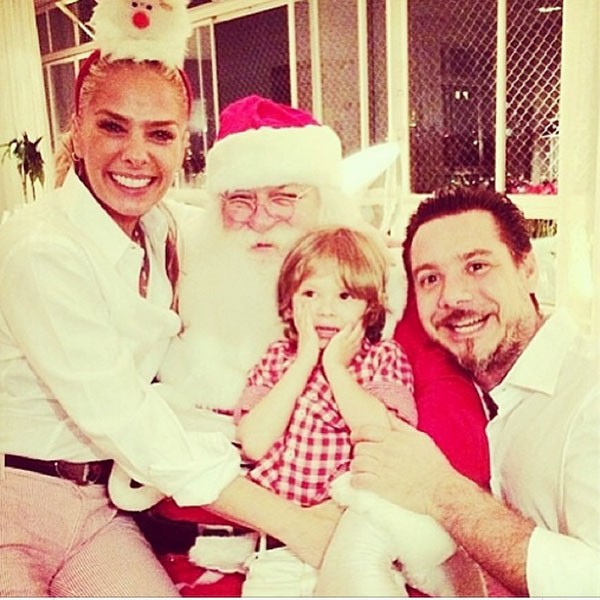 Adriane Galisteu com o filho Vittorio, o marido, Alexandre Iódice e o Papai Noel (Foto: Reprodução/Instagram)