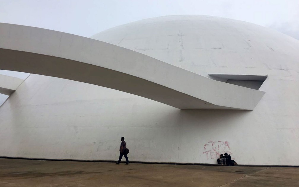 Pintura em parede externa do Museu da República em Brasília mostra pichações que haviam sido cobertas há oito meses em revitalização (Foto: Luiza Garonce/G1 )