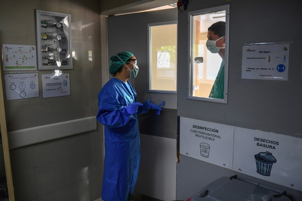 Médicos conversam em Caracas, na Venezuela, em foto de 28 de agosto — Foto: Federico Parra/AFP