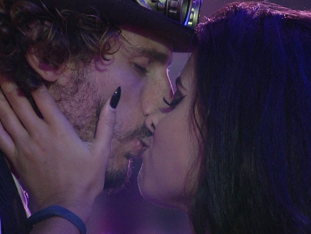 Primeiros beijos do BBB 19: Isabella e Maycon, Hana e Alan (Foto: Rede Globo/Reprodução)