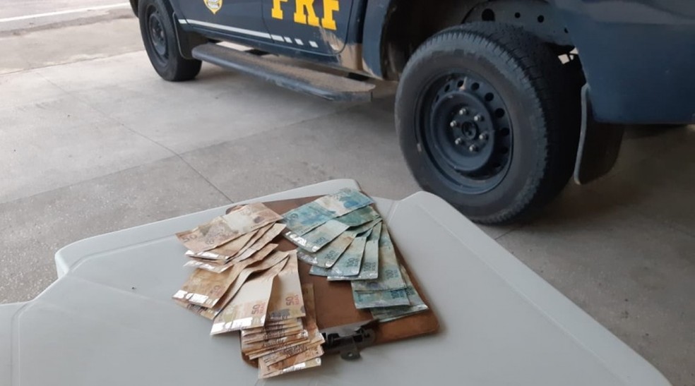 Dinheiro falso foi encontrado dentro de carro fiscalizado pela PRF na Grande Natal. Três homens foram presos. — Foto: PRF/Divulgação