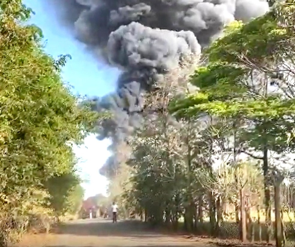 Incêndio atinge depósito de entulhos e provoca coluna de fumaça em Ourinhos — Foto: Arquivo pessoal