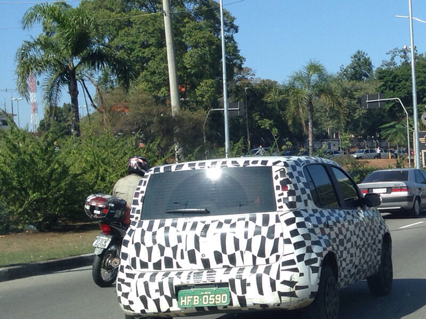Fiat Uno flagrado em testes em São Paulo (Foto: Vinicius Francatto/VC no AutoEsporte)
