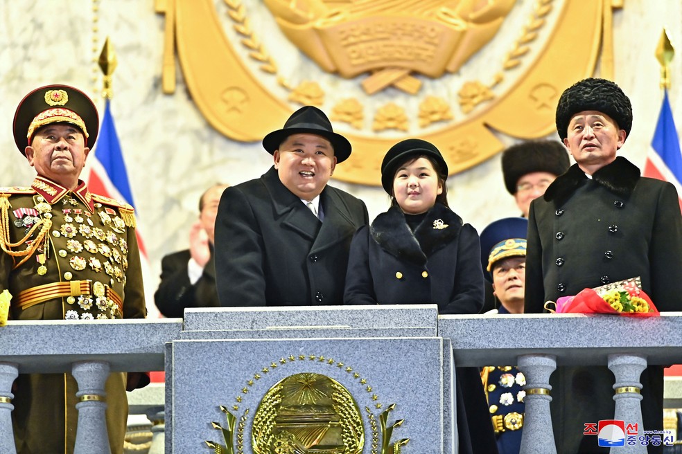 O ditador norte-coreano Kim Jong Un e sua filha Kim Ju-Ae participam de um desfile militar em Pyongyang, na Coreia do Norte, em 8 de fevereiro de 2023 — Foto: KCNA via Reuters