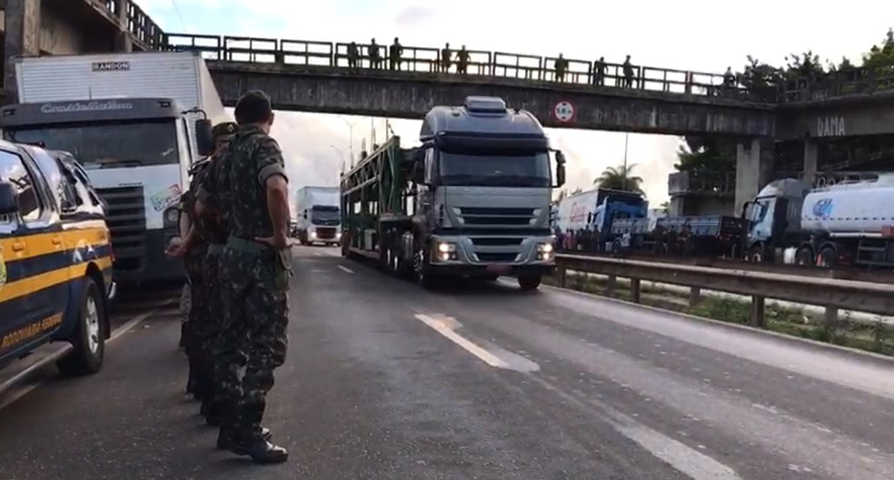 OperaÃ§Ã£o da PRF, PM e ExÃ©rcito libera caminhÃµes da BR-101 na Gauchinha, em JoÃ£o Pessoa (Foto: Walter Paparazzo/G1)