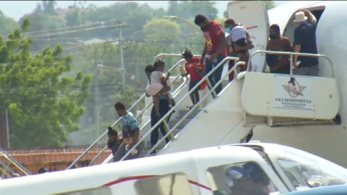 EUA começam a deportar haitianos em massa; cerca de 12 mil devem ser retirados do país