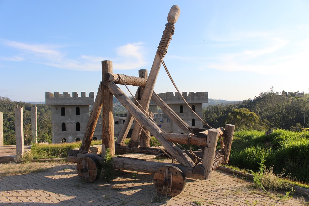 Uma catapulta foi instalada na parte de fora do castelo — Foto: Pâmela Ramos/G1