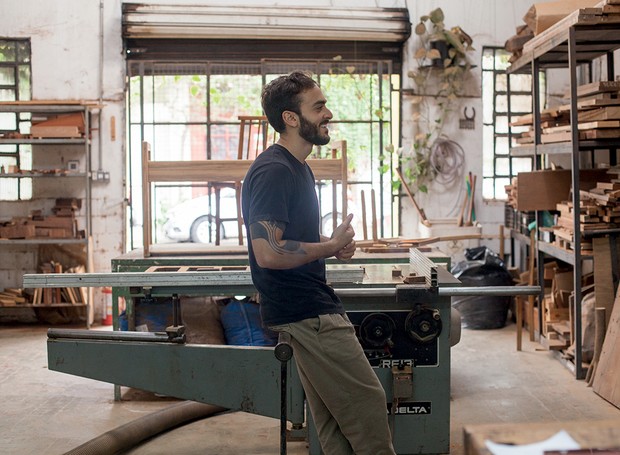 Em sua oficina na capital paulista, Leon cria peças apenas com madeiras maciças (Foto: Mayra Azzi / Editora Globo)