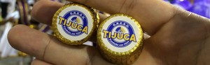 Carro alegórico da Unidos da Tijuca distribui 15 mil chocolates suíços (Leandro Cavalcanti/ G1)