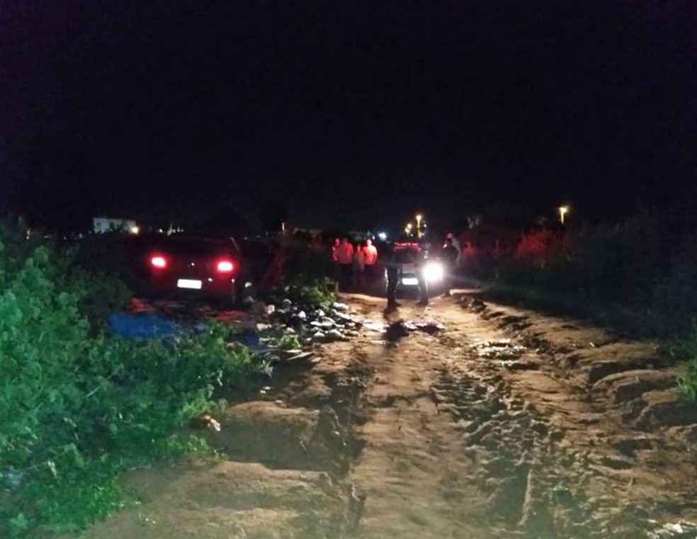 Carro da vítima foi encontrado com as portas abertas em uma estrada de terra no bairro Alameda dos Cajueiros — Foto: Marcelino Neto/O Câmera