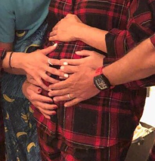 A atriz Eva Longoria com a barriga de grávida e com familiares com as mãos em sua barriga (Foto: Instagram)