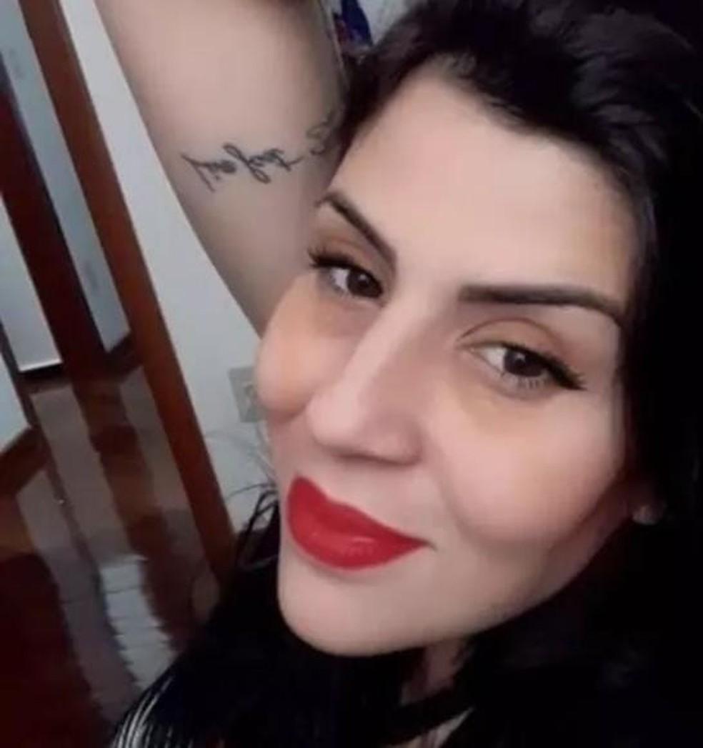 Nerussa Roussos Machado Dos Santos, de 38 anos, foi morta com um tiro no peito, em Contagem — Foto: Redes sociais 
