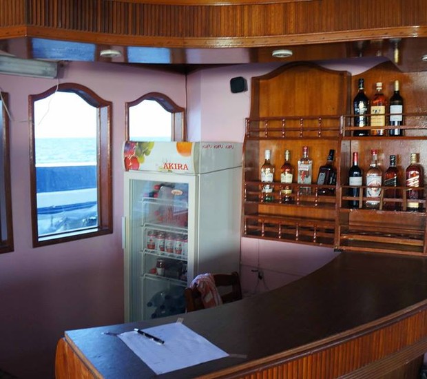 Bar do barco, Dhinasha (Foto: Reprodução / Instagram)