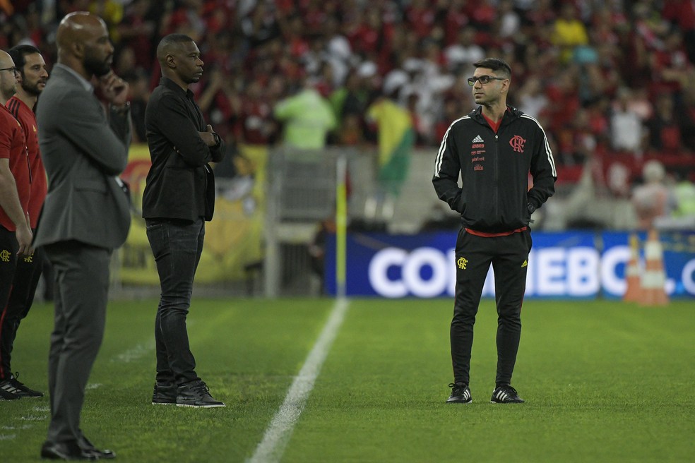 Gerentes Juan e Fabinho diante do médico Márcio Tannure antes de Flamengo x Corinthians, pela Libertadores — Foto: Alexandre Vidal/Flamengo