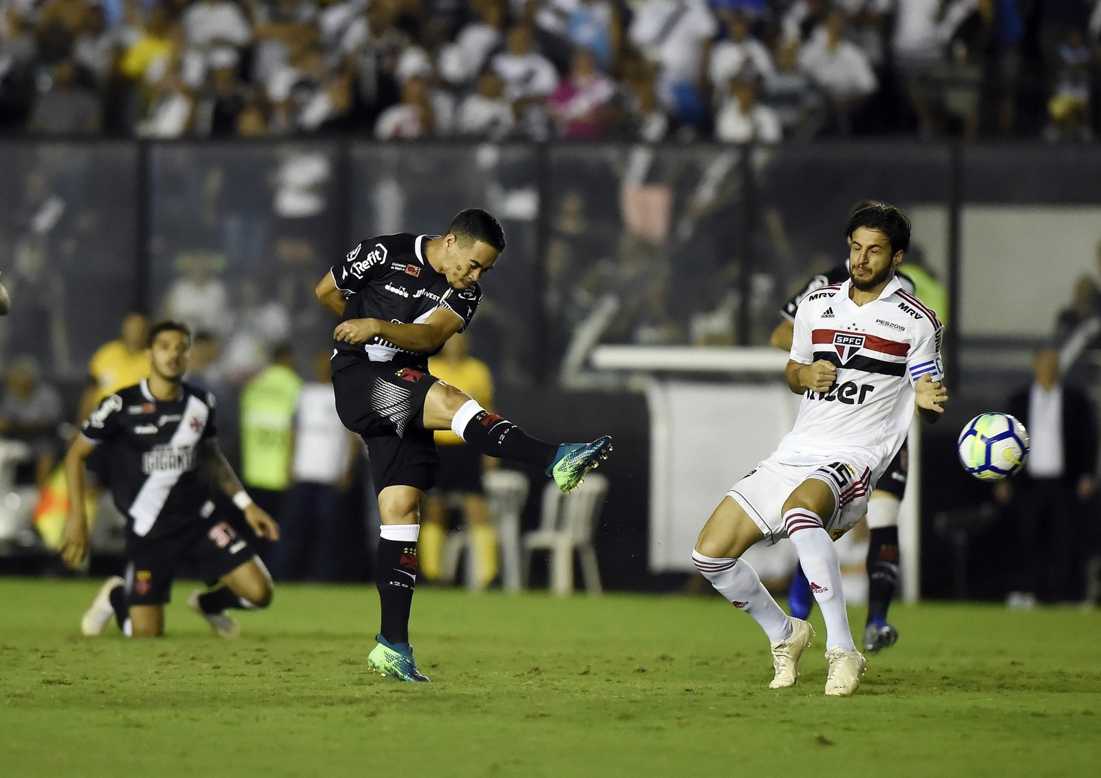 São Paulo joga mal, perde do Vasco no Rio e segue fora do G4