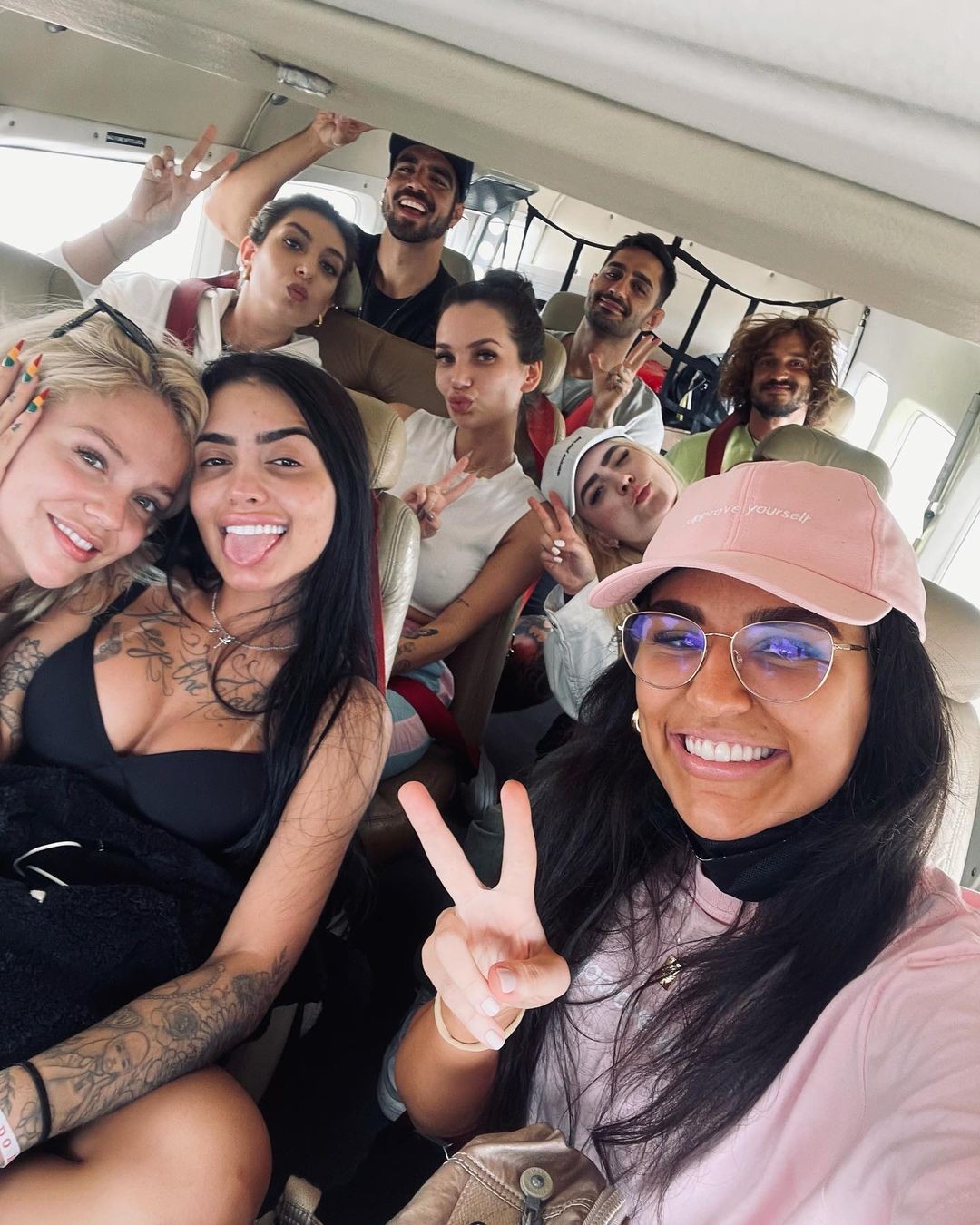 Caio Castro com Kéfera (de rosa) e mais amigos (Foto: Reprodução Instagram)