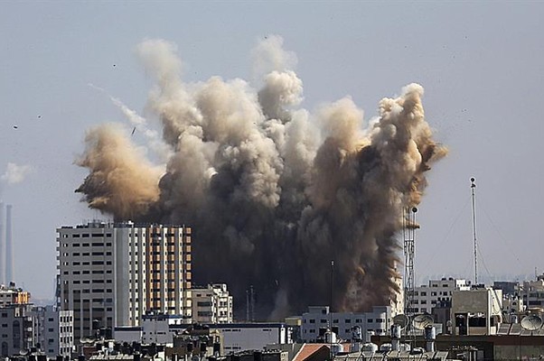 Bombardeios na Faixa de Gaza após fim de trégua (Foto: Agência EFE)