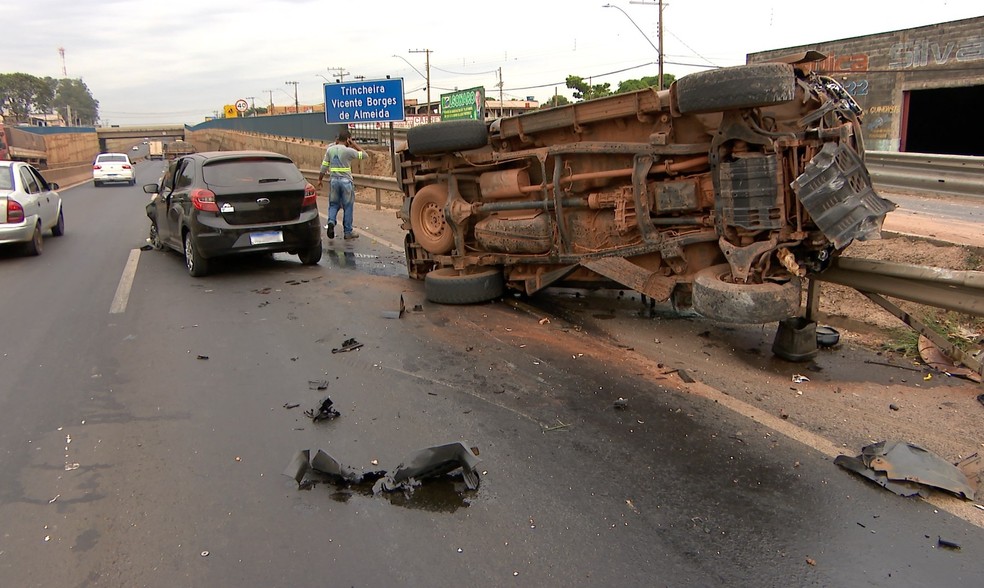 Motorista de carro tenta ultrapassagem e causa capotamento na trincheira do Bairro Taiaman em Uberlândia