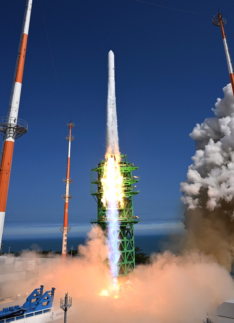 Momento em que foguete sul-coreano Nuri é lançado ao espaço de uma base no sul do país, em 21 de junho de 2022.  — Foto: via AFP