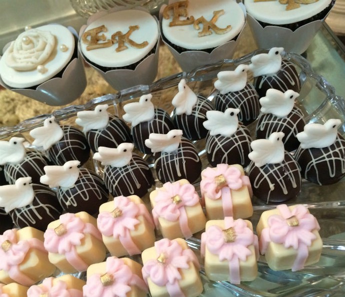 Uma mesa de doces com as iniciais do casal marcou o noivado (Foto: Arquivo pessoal)