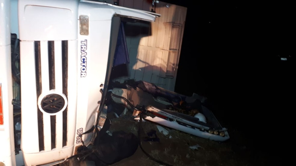 Motorista ficou preso às ferragens no acidente, com ferimentos  (Foto: Cláudio Júnior/Arquivo Pessoal)