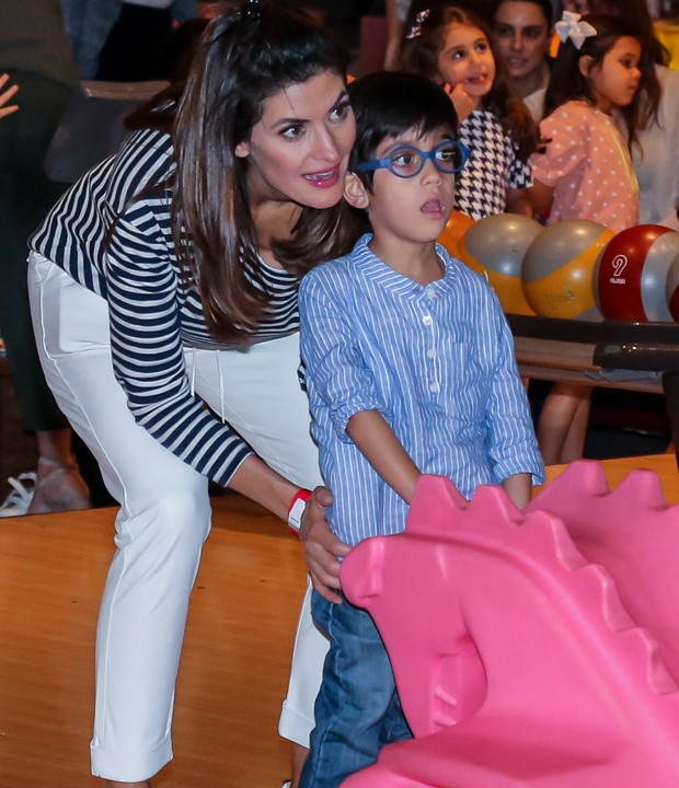 Isabella Fiorentino joga boliche com Loprenzo, um de seus trigêmeos (Foto: Manuela Scarpa/Brazil News)