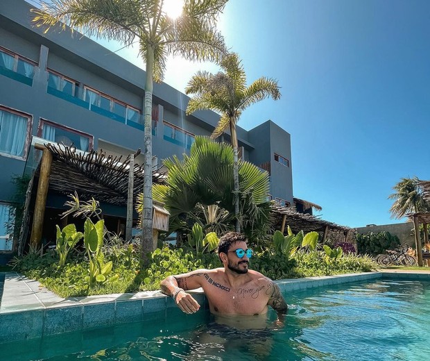 Gui Napolitano se encosta na beira da piscina enquanto curte viagem para Maragogi (AL) (Foto: Reprodução/Instagram)