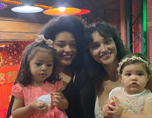 Juliana Alves e Débora Nascimento com as filhas (Foto: Reprodução Instagram)