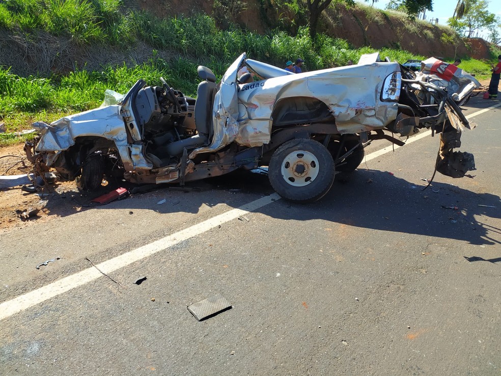 Acidente deixou caminhonete destruída em rodovia de Auriflama  — Foto: Arquivo pessoal 