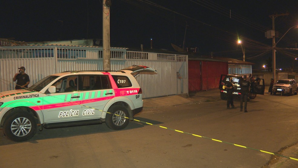 Mulher de 51 anos é encontrada morta na cozinha de casa, em Samambaia — Foto: TV Globo/Reprodução