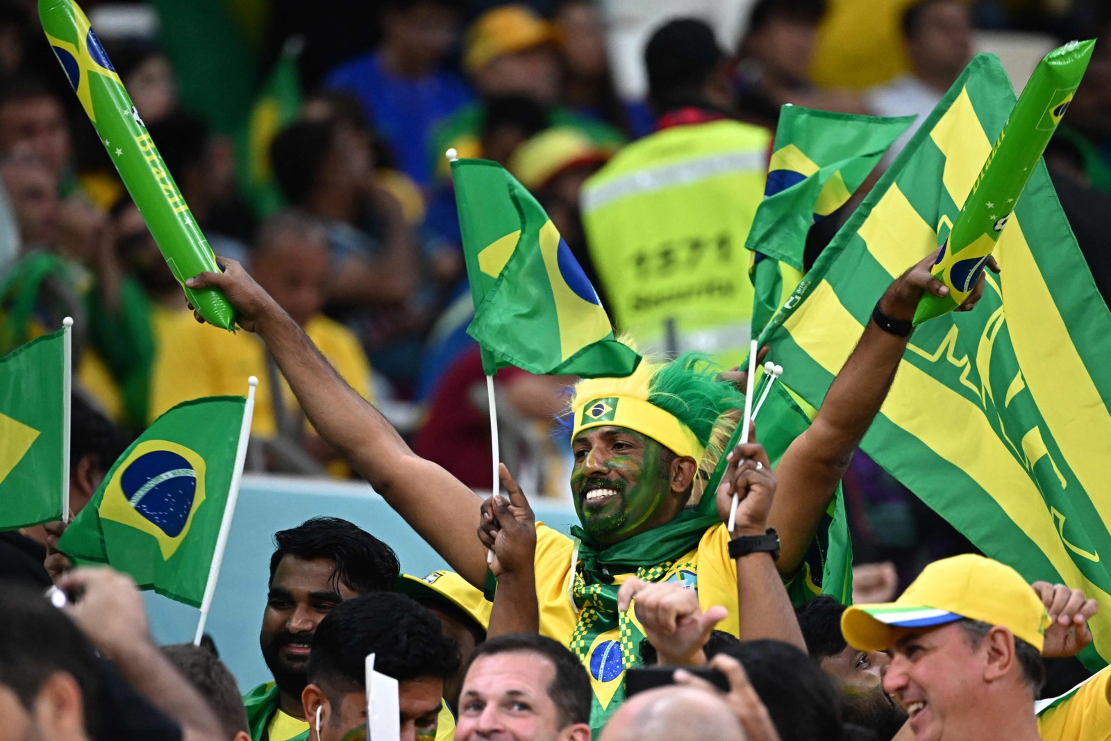 Torcida do Brasil no Estádio Lusail — Foto: Anne-Christine POUJOULAT / AFP